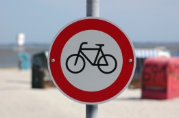 Verkehrszeichen am Strand, Neuharlingersiel, Foto von Dr. Axel Schlote
