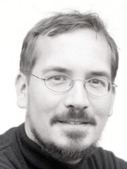 Dr. Michael Petery, Männer in Frauenkleidern